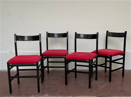 Lotto composto da quattro sedie in legno verniciato nero con seduta imbottita e