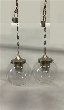 Due lampade a sospensione con boccia diffusore in vetro incolore, struttura in