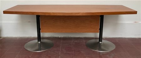 Scrivania con piano in legno impiallacciato, gambe in metallo verniciato nero e