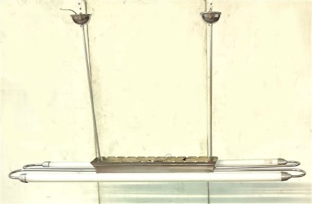 Lampada a sospensione con struttura in metallo cromato e due luci. Italia, anni