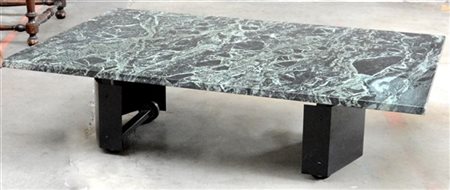 Tavolo da salotto con struttura in metallo nero, piano in marmo verde venato. I