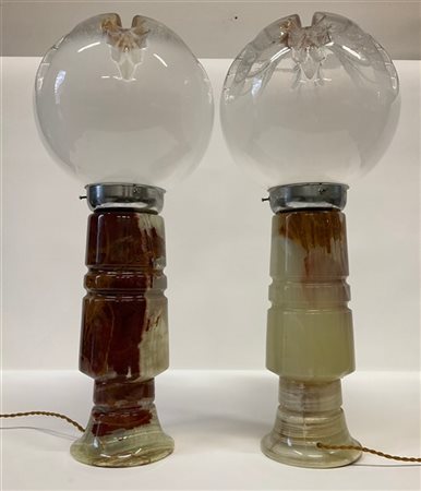 Coppia di lampade da tavolo in onice e acciaio. Diffusori sferici in vetro latt
