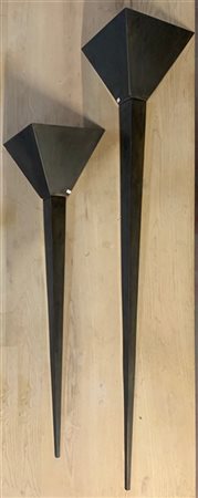 Due lampade da parete a forma di torcia in ottone. Anni '80/'90. (h max cm 149)