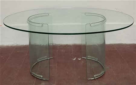 Tavolo in cristallo con sostegni convessi e piano ovale. (cm 160x71x130) (difet