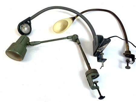 Lotto composto da tre lampade da tavolo a morsetto di epoche, misure e manifatt