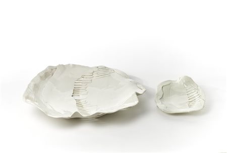 Due centrotavola in ceramica smaltata in bianco sotto vetrina di forma frastagl