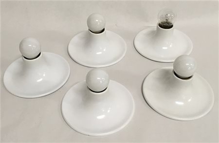 Cinque lampade da parete in metallo laccato bianco. Milano. (d cm 15) (lievi di