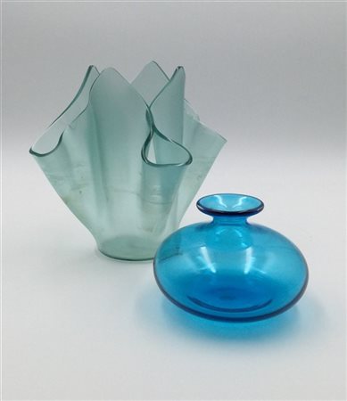 Lotto composto da un vaso a fazzoletto in vetro azzurro acidato sulla superfici