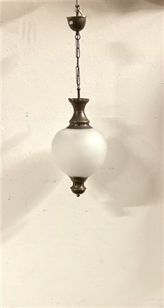 Lampada a sospensione con struttura in ottone, diffusore in vetro lattimo acida