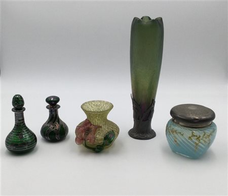 Lotto composto da un vaso in vetro verde fortemente iridato con ghiera in metal