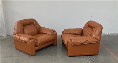 Delta Coppia di poltrone imbottite e rivestite in similpelle marrone. Italia, an