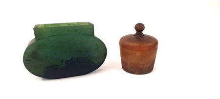 Daum Lotto composto da un vaso a collo squadrato in pasta vitrea nei toni del bl