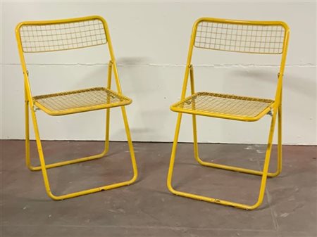 Coppia di sedie pieghevoli in acciaio verniciato giallo. Italia, anni '70/'80.