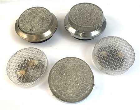 Lotto composto da cinque lampade da parete con struttura in metallo e diffusori