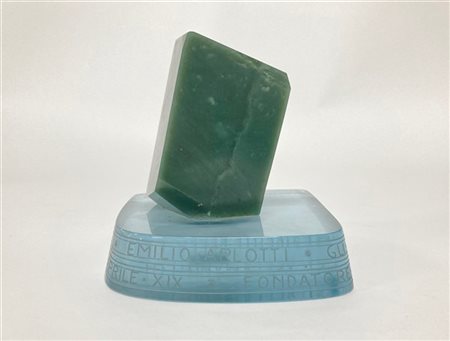 Premio aziendale in pietra dura nei toni del verde e marrone su base in cristal