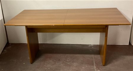 Tavolo con piano allungabile in legno impiallacciato. (cm 160x72x85)