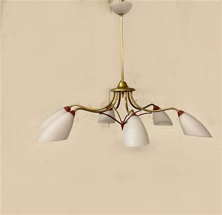 Lampada a sospensione a sei luci in vetro lattimo. Struttura in ottone e metall