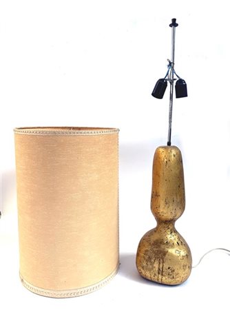 Lampada da tavolo con corpo in terracotta dorata, paralume in carta créme. Seco