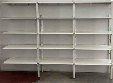 Libreria su disegno in acciaio laccato bianco con ripiani in legno verniciato b