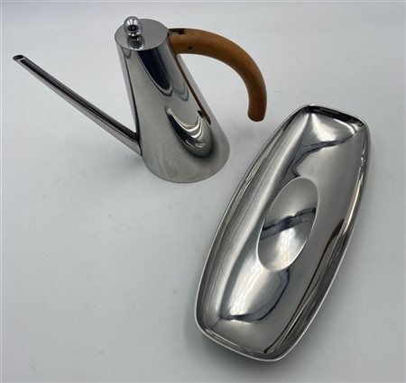 Lotto composto da una teiera in acciaio con manico in legno di Flavio Sambinell