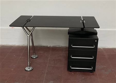 Norman Foster Scrivania con cassettiera laterale della serie "Nomos". Produzione