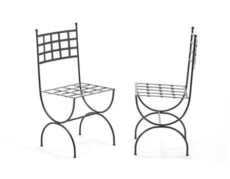 Coppia di sedie in ferro verniciato marrone. Italia, anni '70. (cm 42x92,5x42)