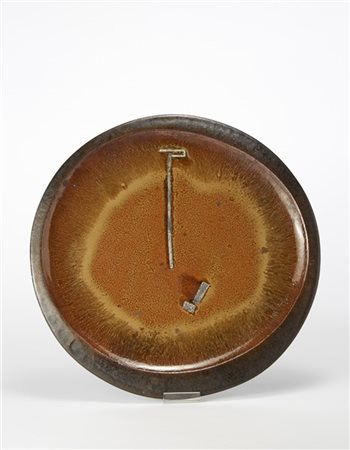 Renato Bassoli Piatto in ceramica smaltata a colature marroni su fondo beige, co