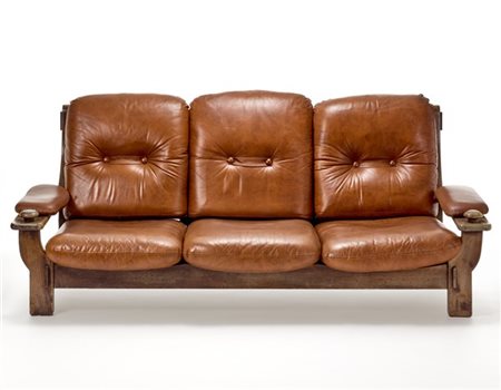 Divano a tre posti con struttura in legno massello, cuscini asportabili e bracc