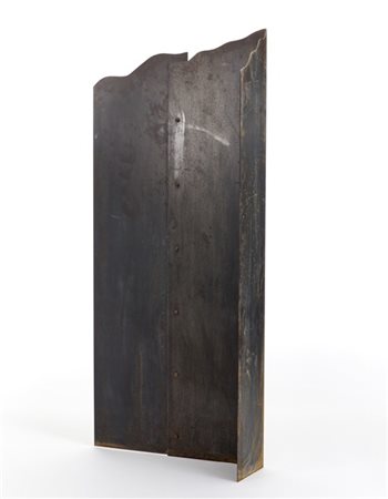 Paravento di gusto post moderno in lastra di ferro con parte superiore mossa. I