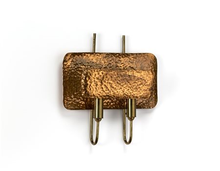 Lampada da parete a due luci in lastra di rame sbalzata e ottone. Italia, anni