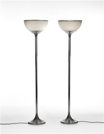 Coppia di lampade da terra in metallo satinato con diffusore in vetro acidato s