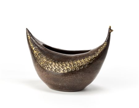 Scultura in ceramica smaltata in bruno con decori oro raffigurante un gallo. It