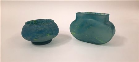 Daum Due vasi in pasta vitrea azzurra di forme diverse. Nancy, inizio secolo XX.