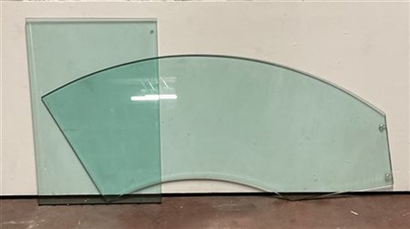 Scrivania in cristallo trasparente incolore con piano di forma mossa. Italia, s