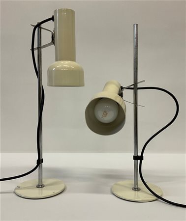 Coppia di lampade da tavolo con struttura in metallo, base e paralume in metall