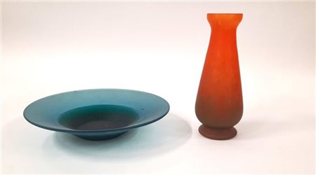 Lotto composto da un centrotavola in pasta vitrea azzurra unita a un vaso in pa