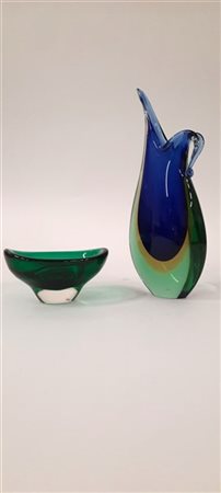 Manifattura di Murano 
Lotto composto da un vaso a valva in vetro sommerso blu,