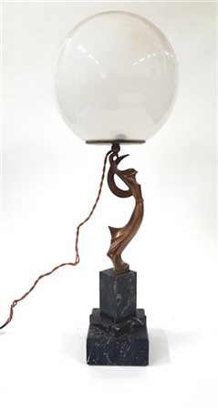 Lampada da tavolo di gusto Déco con base in marmo, fusto con figura in bronzo e