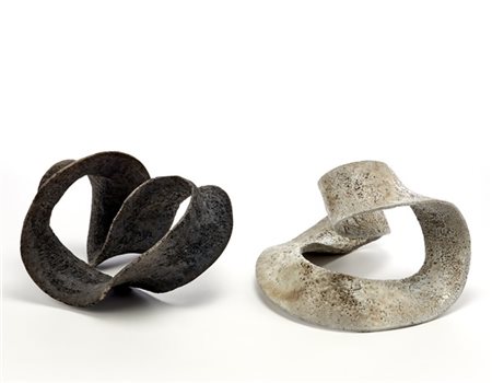 Due sculture in ceramica a forma di nastro. Italia, anni '70. Firma indecifrata