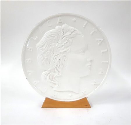 Scultura in ceramica smaltata bianca raffigurante la moneta da L.50 di Romagnol