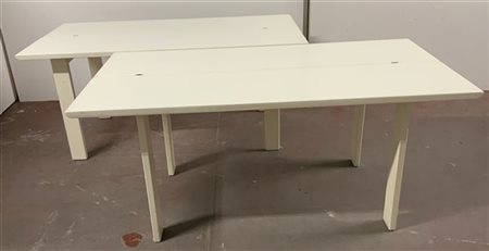 Tavolo in legno smaltato bianco sdoppiabile in due singoli sovrapponibili con piani ad alette. Italia, anni '70/'80. (cm 160x74x80) (difetti