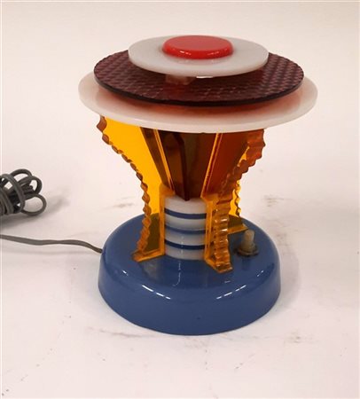 Lampada da tavolo di gusto post moderno in materiale plastico policromo. Italia