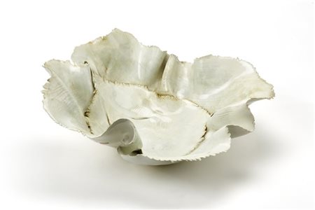 Centrotavola in ceramica smaltata in bianco sotto vetrina con toni in azzurro e