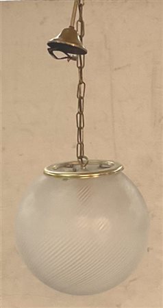 Lampada a sospensione con struttura in ottone e diffusore globulare in vetro a