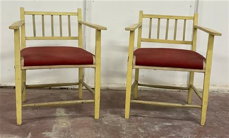 Coppia di poltroncine moderniste in legno verniciato giallino con schienali a l