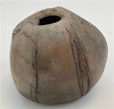 Scultura in terracotta a forma di seme. Seconda metà secolo XX. Siglata CN sott