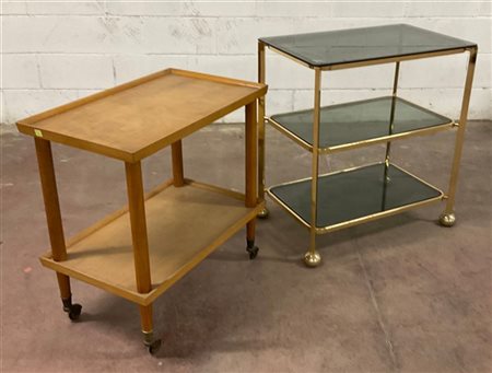 Lotto composto da un carrello a due ripiani in legno con puntali in ottone e un