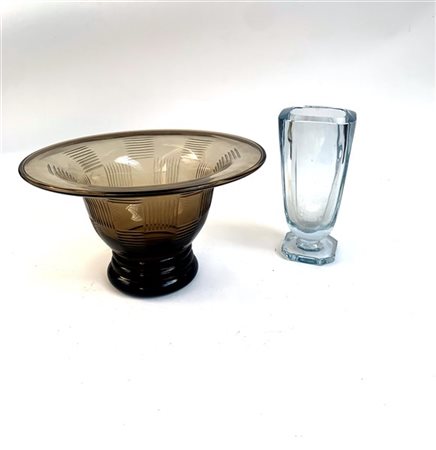 Lotto composto da un vaso in vetro massello trasparente azzurrino, firmato Gerd