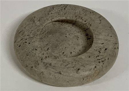 Up & Up Posacenere. Carrara, anni '60/'70. Travertino. Recante etichetta della p