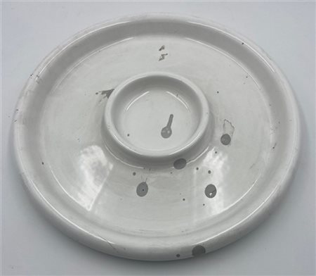 Gabbianelli Grande piatto in ceramica smaltata bianca. Italia, seconda metà seco